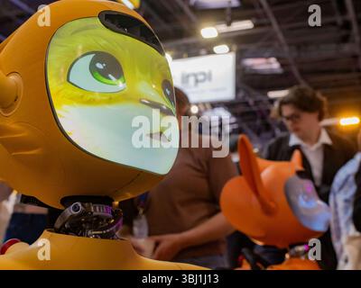 Paris, Frankreich. Juni 2025. Zauberwerkzeuge Mirokai Roboter während der 9. Ausgabe des Vivatech in Paris, Frankreich am 12. Juni 2025. Das französische Startup Enchanted Tools führt Roboter mit künstlicher Intelligenz ein. Foto: Mario Fourmy/ABACAPRESS.COM Credit: Abaca Press/Alamy Live News Stockfoto