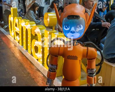 Paris, Frankreich. Juni 2025. Zauberwerkzeuge Mirokai Roboter während der 9. Ausgabe des Vivatech in Paris, Frankreich am 12. Juni 2025. Das französische Startup Enchanted Tools führt Roboter mit künstlicher Intelligenz ein. Foto: Mario Fourmy/ABACAPRESS.COM Credit: Abaca Press/Alamy Live News Stockfoto