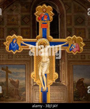 FLORENZ, ITALIEN - 17. MÄRZ 2025: Das mittelalterliche Gemälde der Kreuzigung in der Kirche chiesa di San Salvatore in Ognissanti von Giotto (1315). Stockfoto