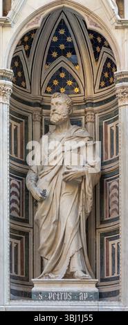 FLORENZ, ITALIEN - 17. MÄRZ 2025: Die Marmorstatue St. Peter Apostel an der Fassade von Orsanmichele von Filippo Brunelleschi (1415). Stockfoto