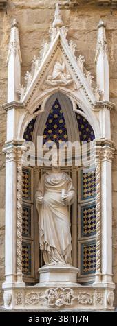 FLORENZ, ITALIEN - 17. MÄRZ 2025: Die Marmorstatue St. Jakobus Apostel an der Fassade von Orsanmichele von Niccolò di Piero Lamberti Stockfoto