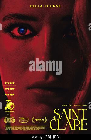 Saint Clare (2024) von Mitzi Peirone mit Bella Thorne, Ryan Phillippe und Rebecca de Mornay. In einer kleinen Stadt wird eine Einzelperson von Stimmen heimgesucht, die sie dazu bringen, unvorsätzliche Menschen zu ermorden und damit davonzukommen, bis ihr letzter Mord sie in ein Kaninchenloch saugt, das voller Korruption, Menschenhandel und Visionen aus dem Jenseits ist. US-Poster NUR FÜR REDAKTIONELLE ZWECKE. Quelle: BFA / Quiver Distribution Stockfoto