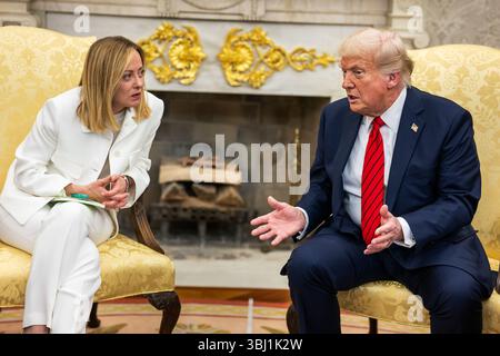Präsident Donald Trump hält am Donnerstag, 17. April 2025, im Oval Office ein bilaterales Treffen mit der italienischen Premierministerin Giorgia Meloni ab. Stockfoto