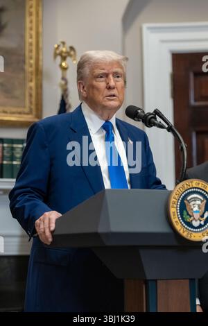 Präsident Donald Trump hält am Montag, 12. Mai 2025, im Roosevelt eine Pressekonferenz mit dem Gesundheits- und Gesundheitsminister Robert F. Kennedy Jr. ab Stockfoto