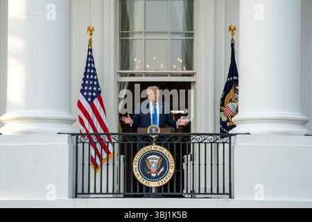 Präsident Donald Trump hält während der „Sommersoiree“ auf dem Südrasen des Weißen Hauses am Mittwoch, den 4. Juni 2025 eine Rede. Stockfoto