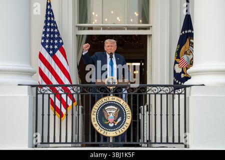 Präsident Donald Trump hält während der „Sommersoiree“ auf dem Südrasen des Weißen Hauses am Mittwoch, den 4. Juni 2025 eine Rede. Stockfoto