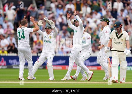Der südafrikanische Wiaan Mulder feiert am zweiten Tag des Finalspiels der ICC World Test Championship in Lord's, London, den Wiaan Mulder in Australien. Bilddatum: Donnerstag, 12. Juni 2025. Stockfoto