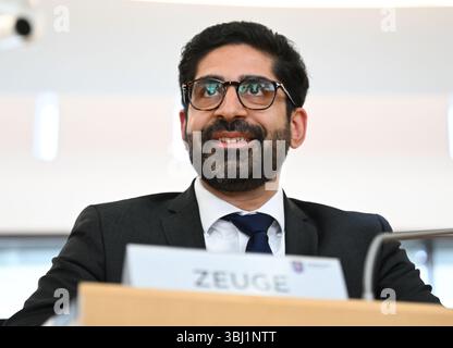 Wiesbaden, Deutschland. Juni 2025. Kaweh Mansoori (SPD), Minister für Wirtschaft, Energie, Verkehr, Wohnen und ländliche Gebiete, hat seinen Sitz als Zeuge im Untersuchungsausschuss des Hessischen Landtags eingenommen. Der Untersuchungsausschuss untersucht die umstrittene Entlassung eines Staatssekretärs im Wirtschaftsministerium. Vermerk: Arne Dedert/dpa/Alamy Live News Stockfoto