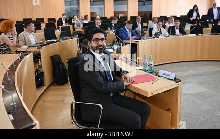 Wiesbaden, Deutschland. Juni 2025. Kaweh Mansoori (SPD), Minister für Wirtschaft, Energie, Verkehr, Wohnen und ländliche Gebiete, hat seinen Sitz als Zeuge im Untersuchungsausschuss des Hessischen Landtags eingenommen. Der Untersuchungsausschuss untersucht die umstrittene Entlassung eines Staatssekretärs im Wirtschaftsministerium. Vermerk: Arne Dedert/dpa/Alamy Live News Stockfoto