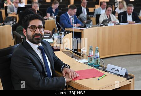 Wiesbaden, Deutschland. Juni 2025. Kaweh Mansoori (SPD, Front), Minister für Wirtschaft, Energie, Verkehr, Wohnen und ländliche Gebiete, hat seinen Sitz als Vernehmungszeuge im Untersuchungsausschuss des hessischen landtags eingenommen. Der Untersuchungsausschuss untersucht die umstrittene Entlassung eines Staatssekretärs im Wirtschaftsministerium. Vermerk: Arne Dedert/dpa/Alamy Live News Stockfoto