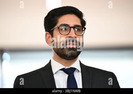 Wiesbaden, Deutschland. Juni 2025. Kaweh Mansoori (SPD), Minister für Wirtschaft, Energie, Verkehr, Wohnen und ländliche Räume, nimmt seinen Platz als Zeuge im Untersuchungsausschuss des hessischen landtags zur Befragung ein. Der Untersuchungsausschuss untersucht die umstrittene Entlassung eines Staatssekretärs im Wirtschaftsministerium. Vermerk: Arne Dedert/dpa/Alamy Live News Stockfoto