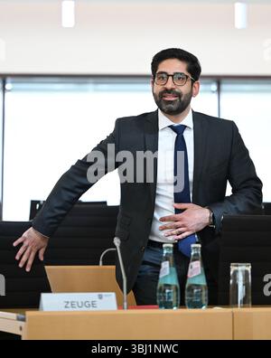 Wiesbaden, Deutschland. Juni 2025. Kaweh Mansoori (SPD), Minister für Wirtschaft, Energie, Verkehr, Wohnen und ländliche Räume, nimmt seinen Platz als Zeuge im Untersuchungsausschuss des hessischen landtags zur Befragung ein. Der Untersuchungsausschuss untersucht die umstrittene Entlassung eines Staatssekretärs im Wirtschaftsministerium. Vermerk: Arne Dedert/dpa/Alamy Live News Stockfoto