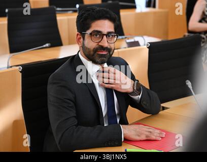 Wiesbaden, Deutschland. Juni 2025. Kaweh Mansoori (SPD), Minister für Wirtschaft, Energie, Verkehr, Wohnen und ländliche Gebiete, hat seinen Sitz als Zeuge im Untersuchungsausschuss des Hessischen Landtags eingenommen. Der Untersuchungsausschuss untersucht die umstrittene Entlassung eines Staatssekretärs im Wirtschaftsministerium. Vermerk: Arne Dedert/dpa/Alamy Live News Stockfoto