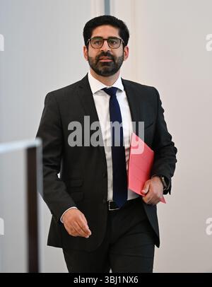 Wiesbaden, Deutschland. Juni 2025. Kaweh Mansoori (SPD), Minister für Wirtschaft, Energie, Verkehr, Wohnen und ländliche Gebiete, wird als Zeuge vor dem Untersuchungsausschuss des hessischen landtags erscheinen. Der Untersuchungsausschuss untersucht die umstrittene Entlassung eines Staatssekretärs im Wirtschaftsministerium. Vermerk: Arne Dedert/dpa/Alamy Live News Stockfoto