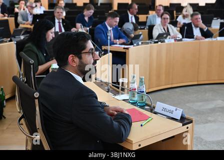 Wiesbaden, Deutschland. Juni 2025. Kaweh Mansoori (SPD, Front), Minister für Wirtschaft, Energie, Verkehr, Wohnen und ländliche Gebiete, hat seinen Sitz als Vernehmungszeuge im Untersuchungsausschuss des hessischen landtags eingenommen. Der Untersuchungsausschuss untersucht die umstrittene Entlassung eines Staatssekretärs im Wirtschaftsministerium. Vermerk: Arne Dedert/dpa/Alamy Live News Stockfoto