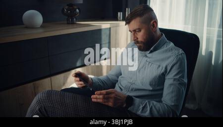 Professioneller Finanzexperte, der an Tablet-Computern arbeitet, Echtzeitaktien und Börsendiagramme überwacht, Investitionen tätigt. Erfolgreicher Geschäftsmann im komfortablen Büro der Investitionsbank. Stockfoto