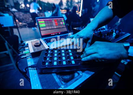 DJ oder Tontechniker, der an einer Konsole und einem Laptop arbeitet Stockfoto