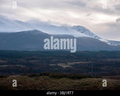 Die Nevis Range vom Aussichtspunkt des Commando Memorial über der Spean Bridge in den schottischen Highlands. Stockfoto