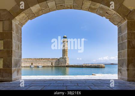 Eine mediterrane Altstadt. Ein historischer Leuchtturm aus Stein. Blick bei Tag mit blauem Himmel auf die Stadt in Rethymno, Kreta, Griechenland Stockfoto