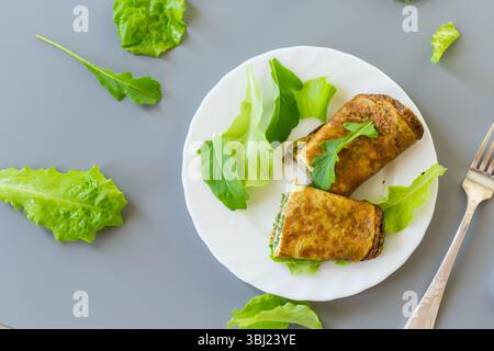 Gesunde Eierrolle mit Gemüse auf einer weißen Platte. Stockfoto