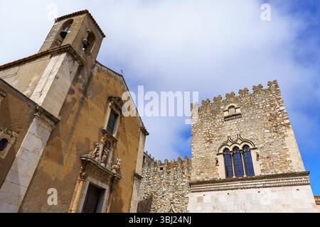 Kirche der Heiligen Katharina von Alexandria neben dem Palazzo Corvaja (Palazzo Corvaia) ein mittelalterlicher Palast, der im 14. Jahrhundert im katalanischen gotischen Stall erbaut wurde Stockfoto