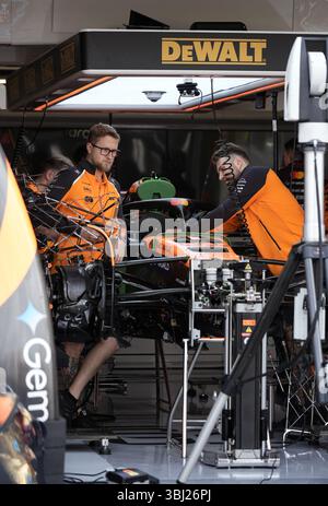 Montreal, Quebec, Kanada – 12. Juni 2025: McLaren Formel-1-Mechaniker arbeiten am zerlegten Auto in der Teamgarage während des Pit Lane Walks am Circuit Gilles-Villeneuve. Die Crew bereitet das Fahrzeug auf die bevorstehenden Sitzungen des Grand Prix-Wochenendes von Kanada vor. Stockfoto