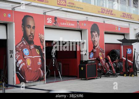 Montreal, Quebec, Kanada – 12. Juni 2025: Ein Blick auf die Formel-1-Garage der Scuderia Ferrari mit Fahrerpanels für Charles Leclerc und Lewis Hamilton während des Media Day beim Großen Preis von Kanada. Stockfoto