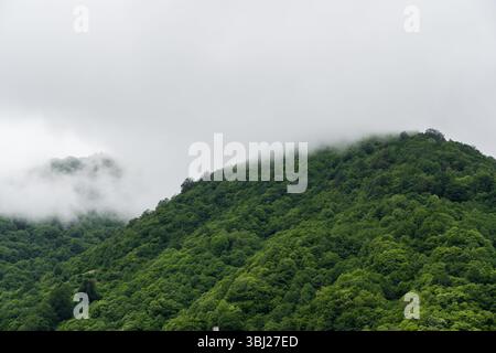 Dicke Wolken tief über den Bergen von Georgia Stockfoto
