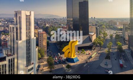 Luftbild des Paseo de la Reforma in Mexiko-Stadt mit El Caballito Skulptur, Verkehr, moderner Architektur und städtischer Landschaft während einer sonnigen da Stockfoto
