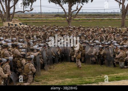 Los Angeles, Usa. Juni 2025. US-Marines mit 2. Bataillon, 7. Marine-Regiment, 1. Marine-Division, werden informiert, nachdem sie auf Befehle von Präsident Donald Trump als Reaktion auf die Einwanderungsproteste am 10. Juni 2025 in Los Angeles, Kalifornien, eingetroffen waren. Trump entsandte 700 US-Marines und 4.000 Nationalgarde-Truppen, um Bundeseigentum und Bundesagenten zu schützen. Quelle: CPL. Logan Courtright/USA Marine Corps/Alamy Live News Stockfoto