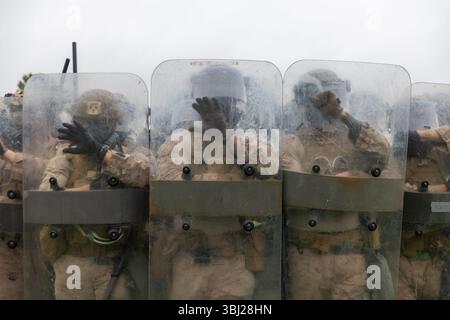 Los Angeles, Usa. Juni 2025. US-Marines mit 2. Bataillon, 7. Marine-Regiment, 1. Marine-Division, üben nichttödliche Taktiken, nachdem sie von Präsident Donald Trump als Reaktion auf Einwanderungsproteste am 11. Juni 2025 in Los Angeles, Kalifornien, in Alarmbereitschaft versetzt wurden. Trump entsandte 700 US-Marines und 4.000 Nationalgarde-Truppen, um Bundeseigentum und Bundesagenten zu schützen. Quelle: CPL. Jaye Townsend/USA Marine Corps/Alamy Live News Stockfoto