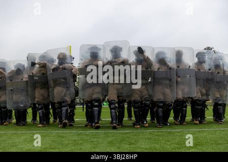 Los Angeles, Usa. Juni 2025. US-Marines mit 2. Bataillon, 7. Marine-Regiment, 1. Marine-Division, üben nichttödliche Taktiken, nachdem sie von Präsident Donald Trump als Reaktion auf Einwanderungsproteste am 11. Juni 2025 in Los Angeles, Kalifornien, in Alarmbereitschaft versetzt wurden. Trump entsandte 700 US-Marines und 4.000 Nationalgarde-Truppen, um Bundeseigentum und Bundesagenten zu schützen. Quelle: CPL. Jaye Townsend/USA Marine Corps/Alamy Live News Stockfoto