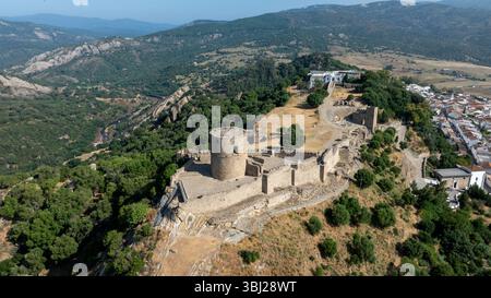 Blick auf das Schloss von Jimena de la Oro im Naturpark Los Alcornocales in der Provinz Cáááiz, Spanien. Stockfoto