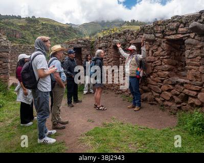 Pisac, Cusco, Peru - 29. März 2025: Tourist und Reiseleiter in einem archäologischen Komplex, einer der wichtigsten und besucht im Heiligen Tal von Th Stockfoto