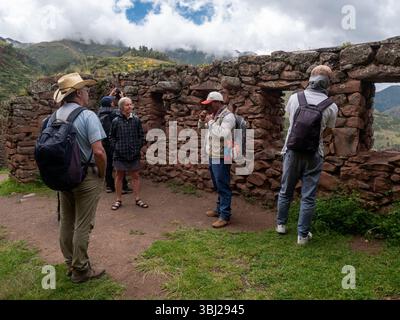 Pisac, Cusco, Peru - 29. März 2025: Tourist und Reiseleiter in einem archäologischen Komplex, einer der wichtigsten und besucht im Heiligen Tal von Th Stockfoto