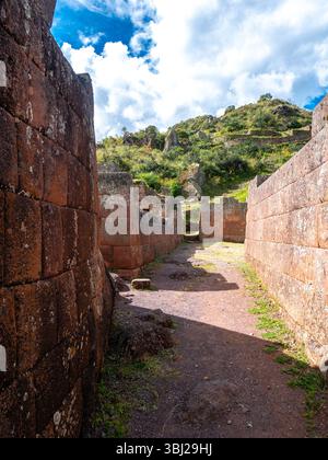 Straßen im archäologischen Komplex von Pisac, einer der wichtigsten und besuchten im Heiligen Tal der Inkas, in Cusco, Peru Stockfoto
