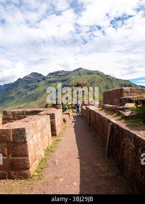 Straßen im archäologischen Komplex von Pisac, einer der wichtigsten und besuchten im Heiligen Tal der Inkas, in Cusco, Peru Stockfoto