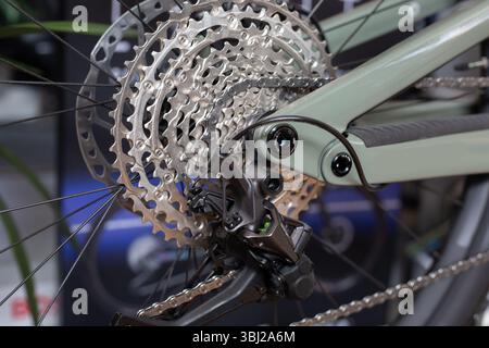 Am hinteren Getriebe des Fahrrads. Rennradkassette, Präzisions-Innengewinde-Kassette aus hochfestem Stahl für Radsport.E-Bike-Getriebe.Bike Stockfoto
