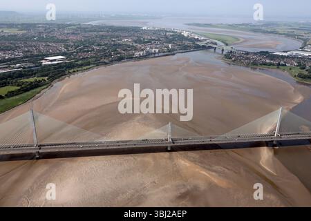 Aus der Vogelperspektive auf die Mersey Gateway Bridge, die die Runcorn Gap mit der Silver Jubilee Bridge in der Ferne flussabwärts des River Mersey überspannt Stockfoto