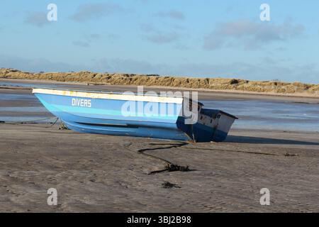 Boot am Strand, Beadnell Beach, Northumberland Stockfoto