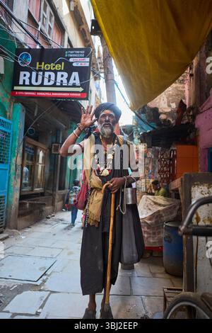 Straßenszene mit Einheimischen in Varanasi, Indien Stockfoto