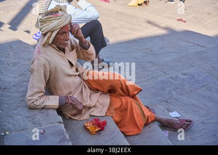 Straßenszene mit Einheimischen in Varanasi, Indien Stockfoto