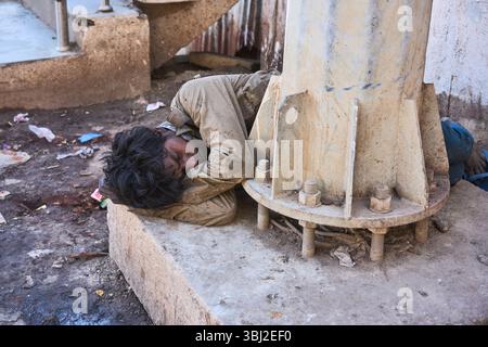 Straßenszene mit Einheimischen in Varanasi, Indien Stockfoto