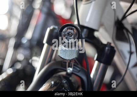 Nahaufnahme eines Fahrradscheinwerferreflektors. Elektrofahrrad. Frontscheinwerfer für Fahrräder Stockfoto