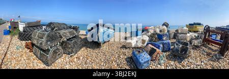 Panoramablick entlang der Küste von Selsey mit Fischerbooten und Krabbentöpfen auf der Schindelbank. Selsey ist bekannt für sein historisches Fischererbe, Stockfoto