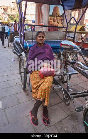 Straßenszene mit Einheimischen in Varanasi, Indien Stockfoto