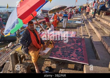 Straßenszene mit Einheimischen in Varanasi, Indien Stockfoto