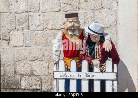 KOTOR, MONTENEGRO, 06.25.2019: Traditionelle Figuren in Kotor Willkommen in lebendigen Gewändern. Ihre Präsentation symbolisiert das reiche Erbe und W Stockfoto