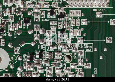 Detaillierte Nahaufnahme einer elektronischen Leiterplatte, in der Design, Komponenten und technische Raffinesse vorgestellt werden. Erfasst Präzision und Konnektivität von t Stockfoto