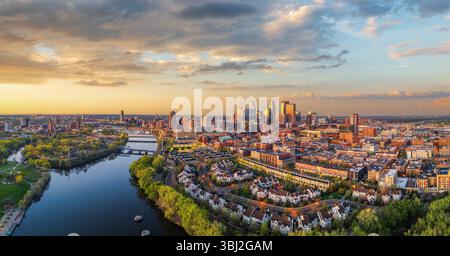 Minneapolis, Minnesota, USA Skyline der Innenstadt in der Abenddämmerung. Stockfoto